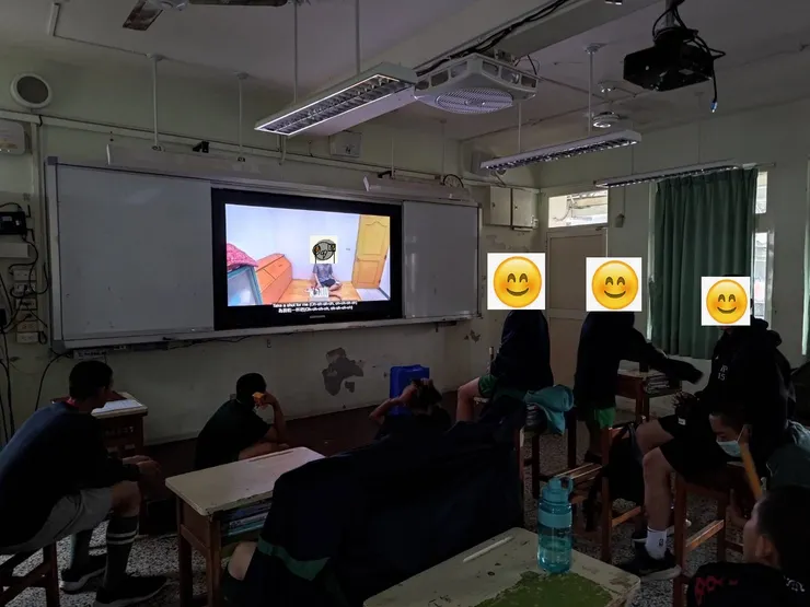 我在課堂上播我的唱歌課期末影片