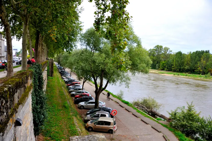 【到鄰近的羅亞爾河岸遛躂一陣】