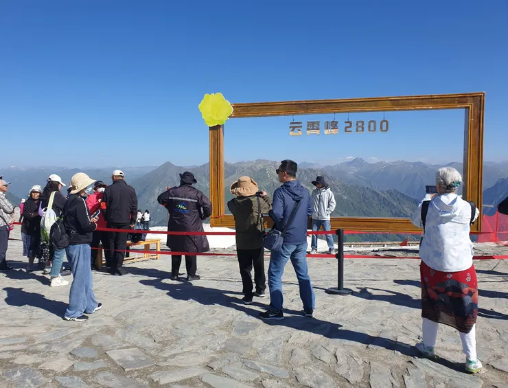 高山觀景台有幾處打卡點，這是打卡點1：雲霄峰標高點