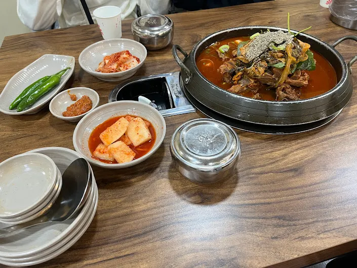 三人份的馬鈴薯排骨湯，左上的綠色蔬菜應該是糯米椒，但因為我們分不清楚糯米椒和青陽辣椒所以不敢挑戰，但後來回來爬文發現是好吃的不會辣！好可惜啊！