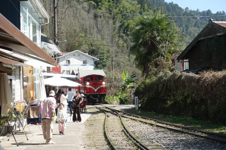 十字路站的火車經過