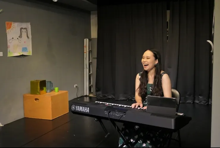 女演員自彈自唱蘇慧倫1996年作品《鴨子》暖場。(圖片來源:https://www.facebook.com/Gathertorch/)