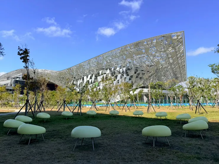 戶外的甜甜圈座椅也是SANAA事務所妹島和世、西澤立衛設計的，很可愛~