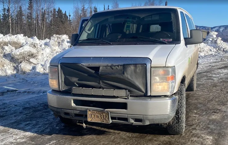 「在阿拉斯加，連車也戴口罩。」 不是為了防疫，而是為了防冷。