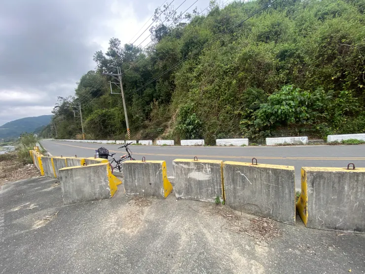 將小摺搬越護欄…還好有路過的熱心大哥幫忙，不然…