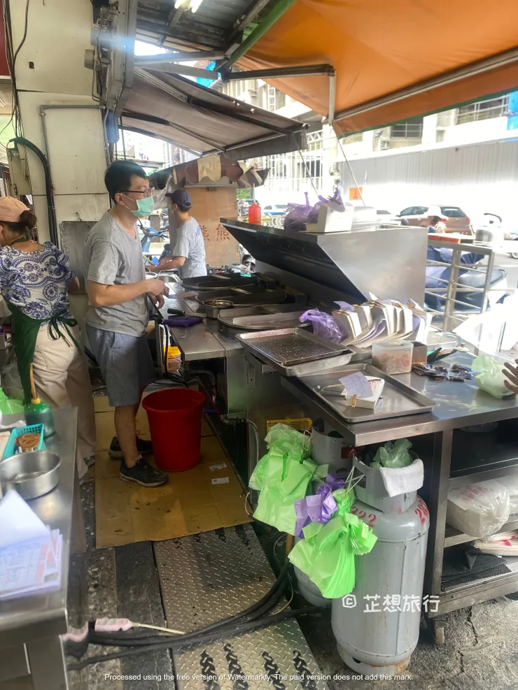 3口煎鍋永遠都擺滿了正在煎的餃子