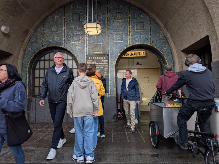 Photo: Zora @ Alter Elbtunnel. Aug. 2, 2025.