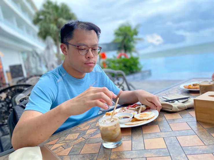 很認真地吃breakfast