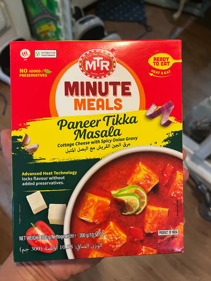 ChatGpt簡介：Paneer Tikka Masala（坦都里起司馬薩拉咖哩）。它的主要成分包括 Paneer（印度起司）、辛香料、洋蔥、番茄和奶油，屬於北印度風味，並受到坦都里（Tandoori）風格的影響。  這道咖哩的特色是醬汁較濃、味道辛香帶點微辣，因為加入了烤過的Paneer，使起司帶有淡淡的煙燻風味。它比 Paneer Butter Masala 更有香料層次，適合搭配印度烤餅（Naan）或米飯。