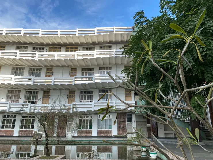 左右兩側旋轉梯後方，原本是一道通往後方的走廊，後來增建了廁所