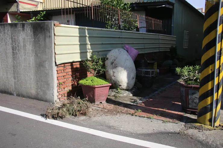 開陽星入口，神主在民宅後排水溝旁