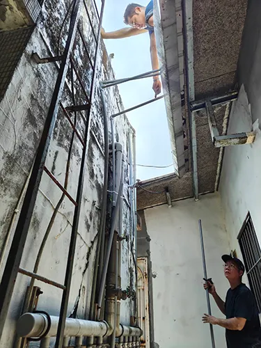 師傅爬上屋頂牽管，估計最害怕的人是我～哈