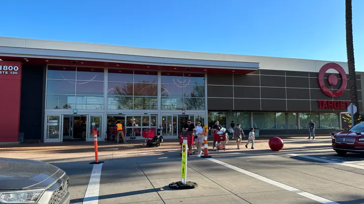 光看門口就覺得超級大一間的雜貨店🤩