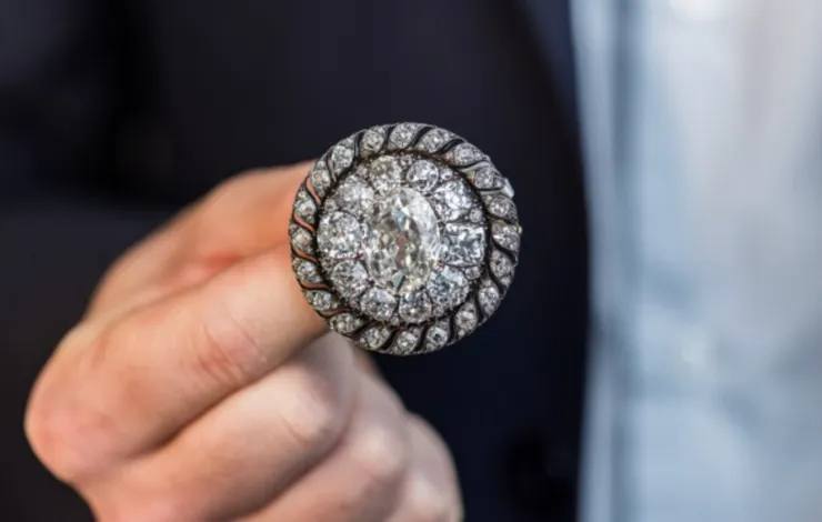 蘇富比拍賣行展示一枚曾屬於拿破崙的鑽石胸針