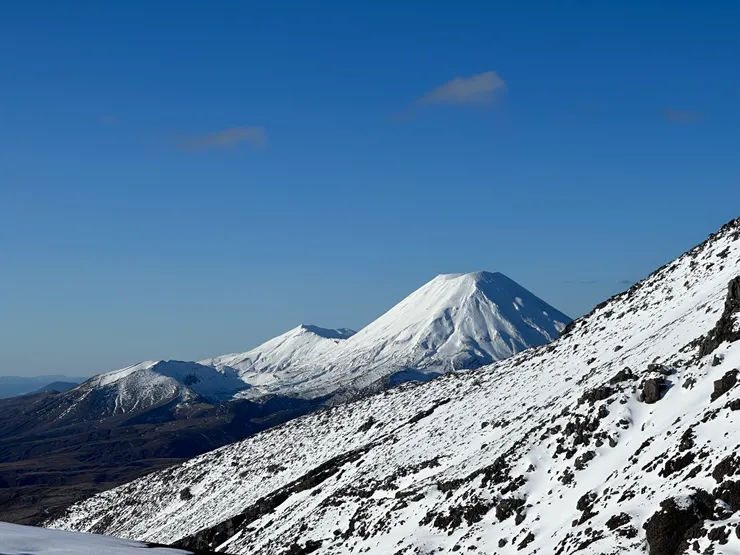 末日火山旁邊的雪場，邊滑可以邊看末日火山