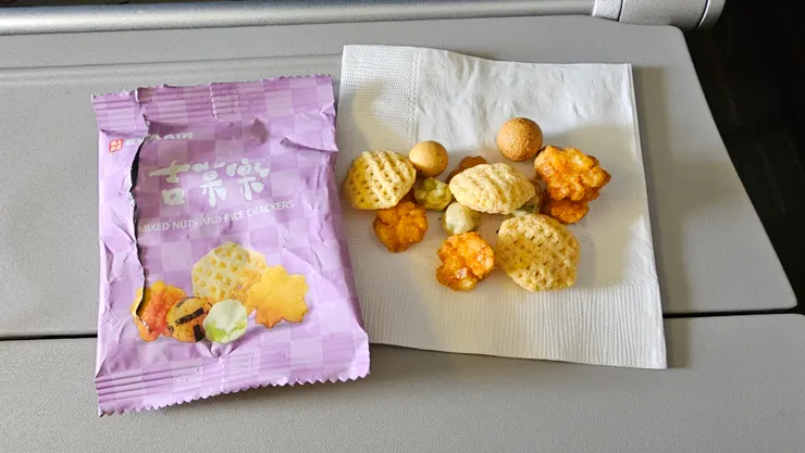 用正餐前空服員會發送長榮航空吉菓樂綜合菓豆!