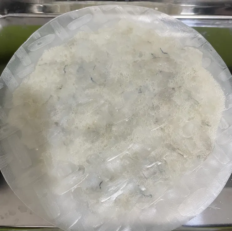 將另外的米紙蓋上，做成蝦餅