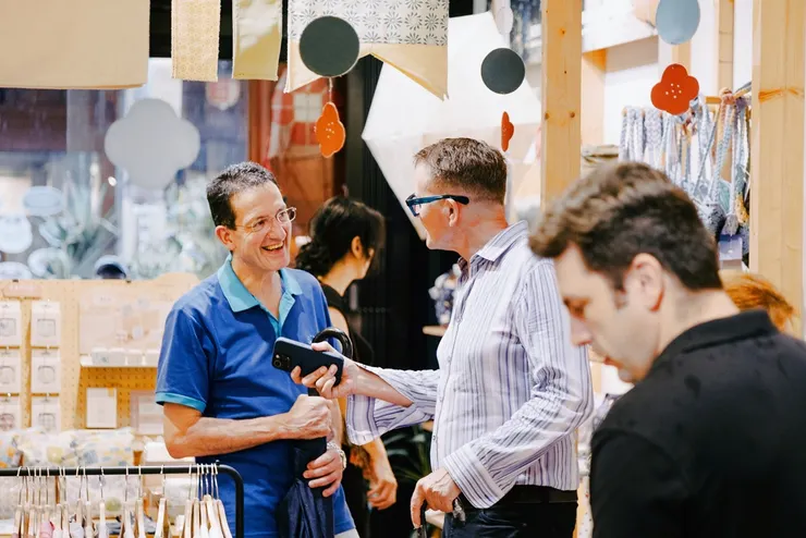 圖說：歐洲商會執行長Freddie Höglund（左）表示，在台北都會區還能感受到古色古香的氛圍，是一件相當難得且幸福的事情，非常喜歡這次的文化導覽活動。（資料來源：飛亞旅行社）