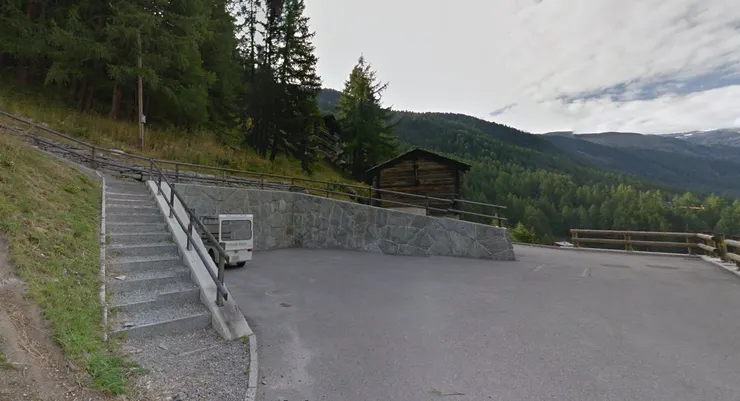 左側樓梯事前往小徑的入口(圖片取自google街景)