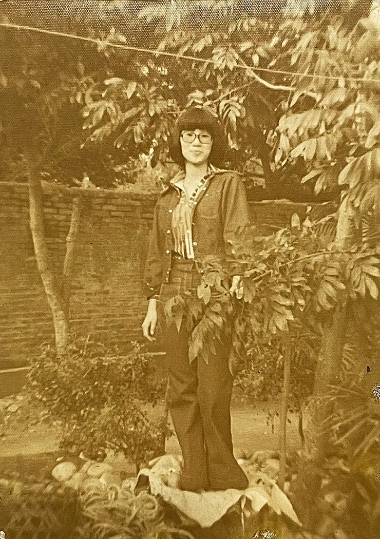 姊姊拍照背後即為兵營紅磚圍牆(拍於民國67年)