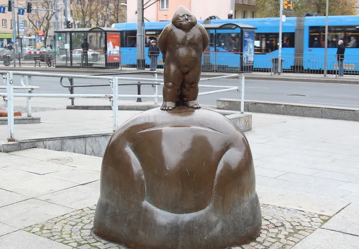 Papa Dwarf ,第一尊紀念的小矮人 ( 這尊一點都不小 XD ),此圖片分享自維基