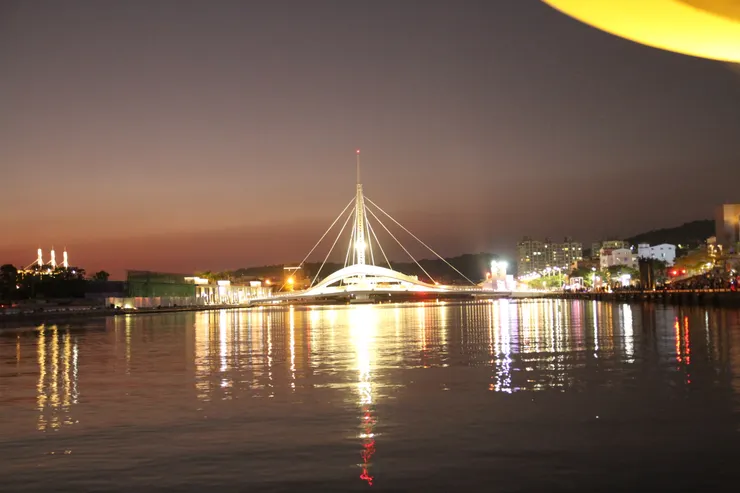 每日下午三點及週末七點可欣賞大港橋開合秀。