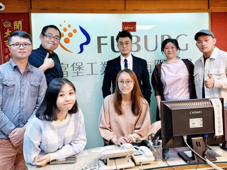 潘偉亷顧問 ( 右三 ) 與富堡工業 ( 8929 ) 管理團隊攜手協助企業數位轉型。