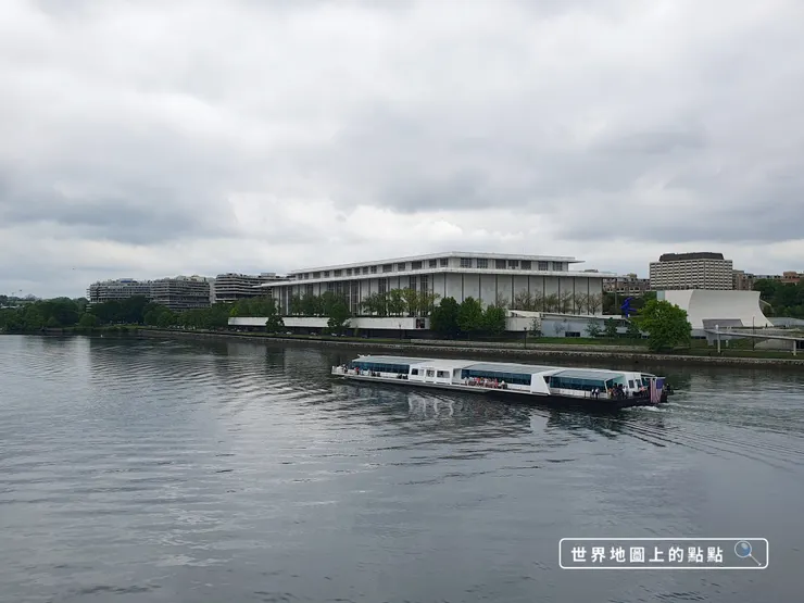 橋上遠觀甘迺迪表演藝術中心