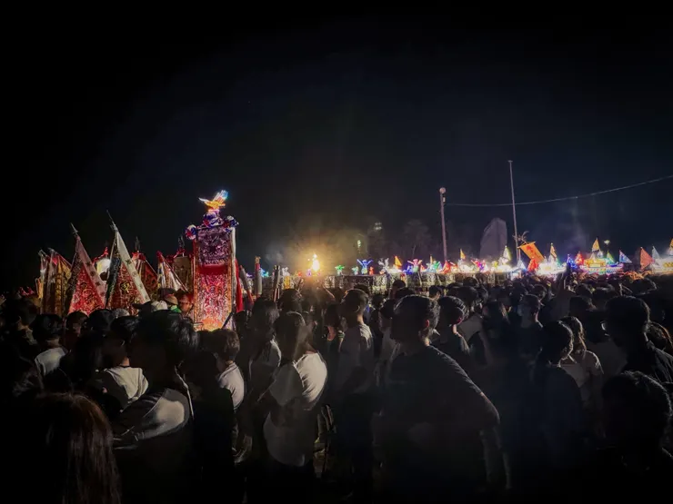 鎮海公園的沙灘上擠滿了等待燒王船的人群