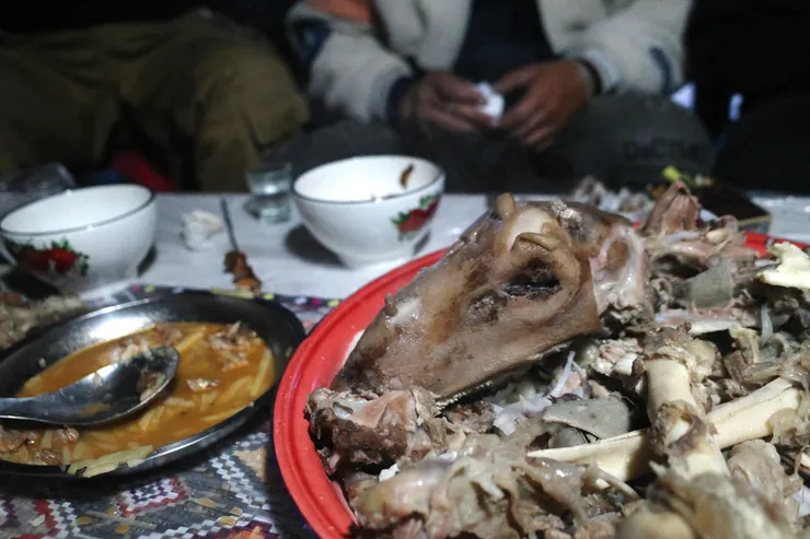 水煮羊肉的羊頭，當地人將羊頭視為很珍貴的食物，會優先獻上給客人。