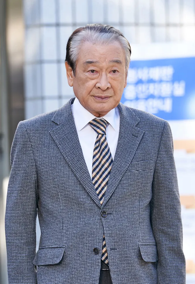 李順載（이순재）（1934年11月16日－2025年11月25日）是韓國著名男演員，被尊稱為「國民爺爺」，在演藝圈地位崇高，許多後輩演員稱他為「先生」（老師）。