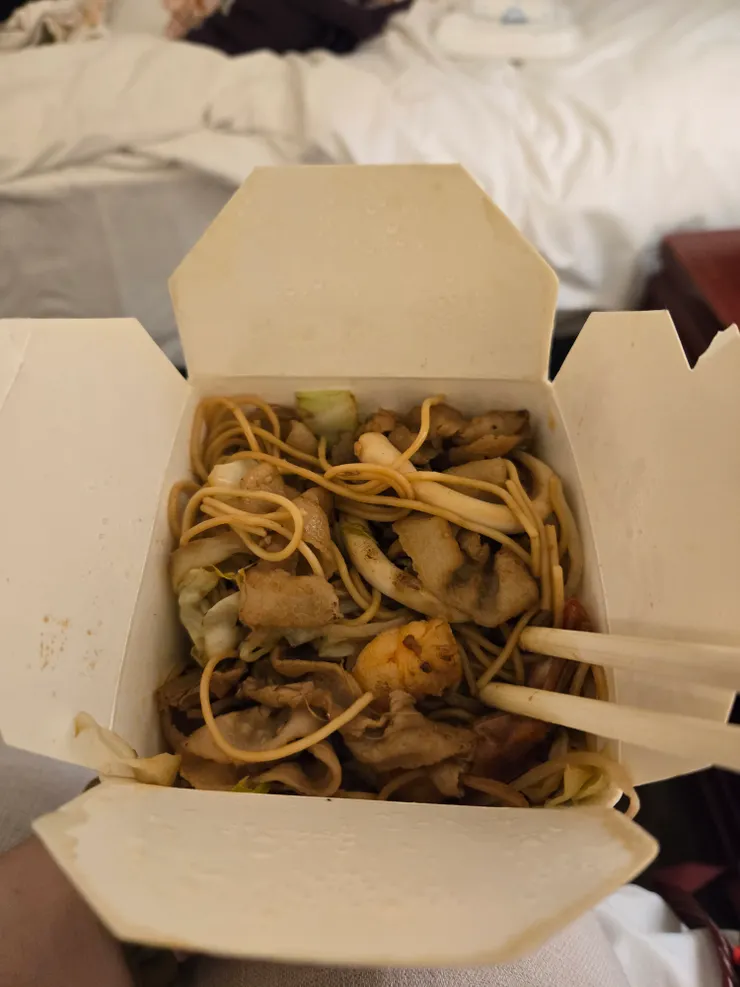 福建炒麵好吃！但是我吃太多吃不下麵了