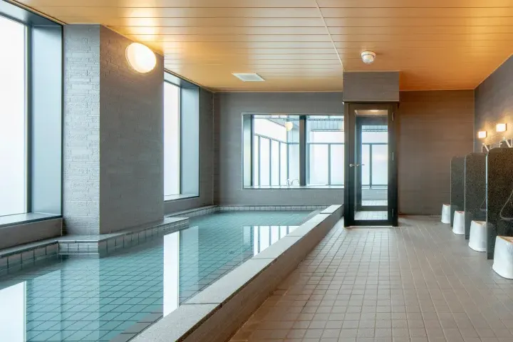大眾裸湯池示意,圖片來源:https://amanekhotels.jp/asahikawa/information/#a-bath