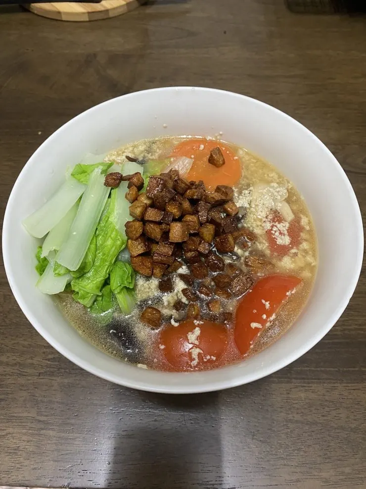 擔擔麵：看《百萬訂閱YouTuber的最受歡迎蔬食菜單》書學的，我覺得很好吃，當時家裡沒有大豆素肉，因此我用麵腸切丁，煎炸的方式讓它脆脆的，放在湯裡有點軟又有點脆的口感