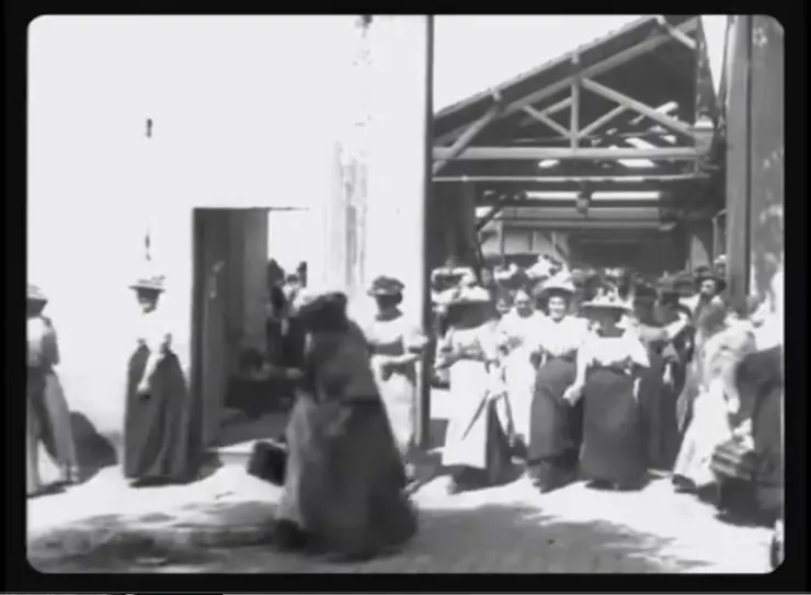 圖2-1895年世界上第一部公開放映的電影《工廠大門》，由電影發明者法國盧米埃兄弟拍攝