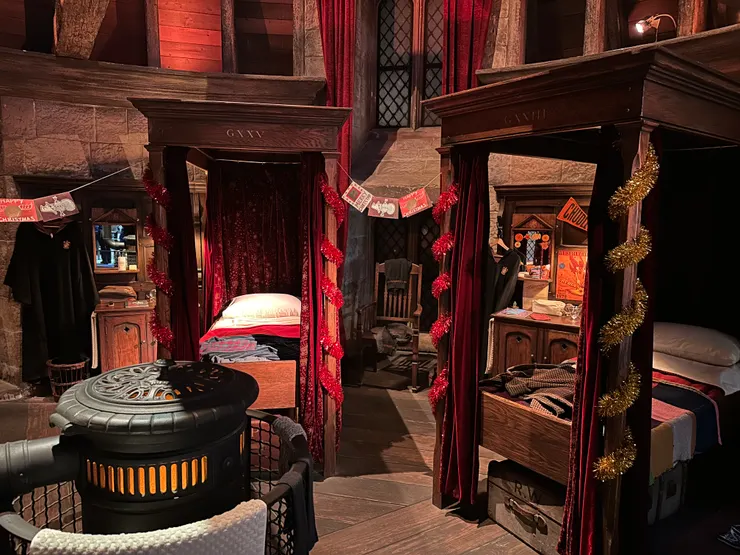 看完臥室只覺得他們好像滿不會空間分配,床擺這樣空間都被壓縮了!! (職業病)