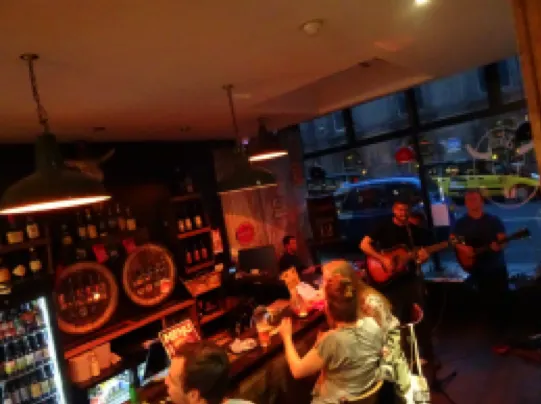 很讓人放鬆的場景：啤酒＋音樂