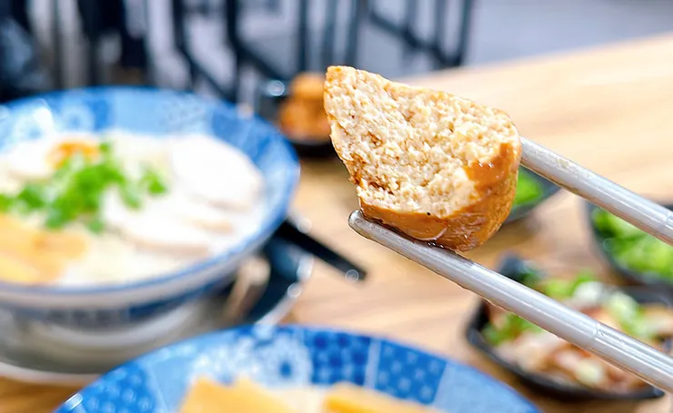 小白拉麵的胡麻醬花椰菜與四分豆干小菜組合，淋上濃郁不膩口的胡麻醬，東湖巷弄美食。