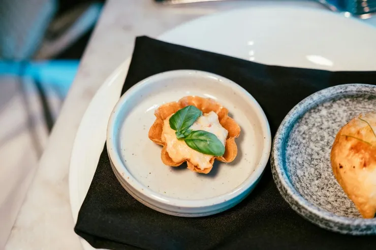 份量微小,但視覺上卻令人期待滿足。這就是「看起來美味」如何操控我們的大腦與飽足感