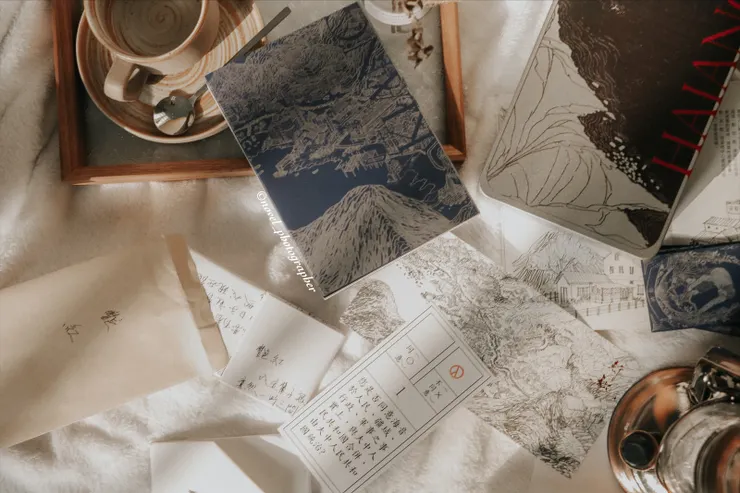 一木工作室《鯨鯢》豪華特裝版BOX ，除了有超美雙封設計書本體，還有許多特裝版物件，最特別的就是公投小卡「您是否同意海音成為大中所屬之特別行政區？」，隨機分發「同意」、「不同意」、「廢票」三種不同結果。/攝影：蝦那