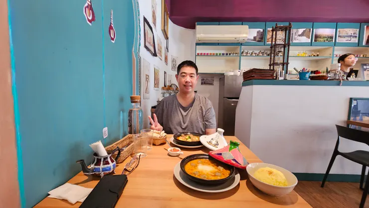 我在台北市基隆路的塔吉摩洛哥料理!我桌上是兩種口味的塔吉鍋!