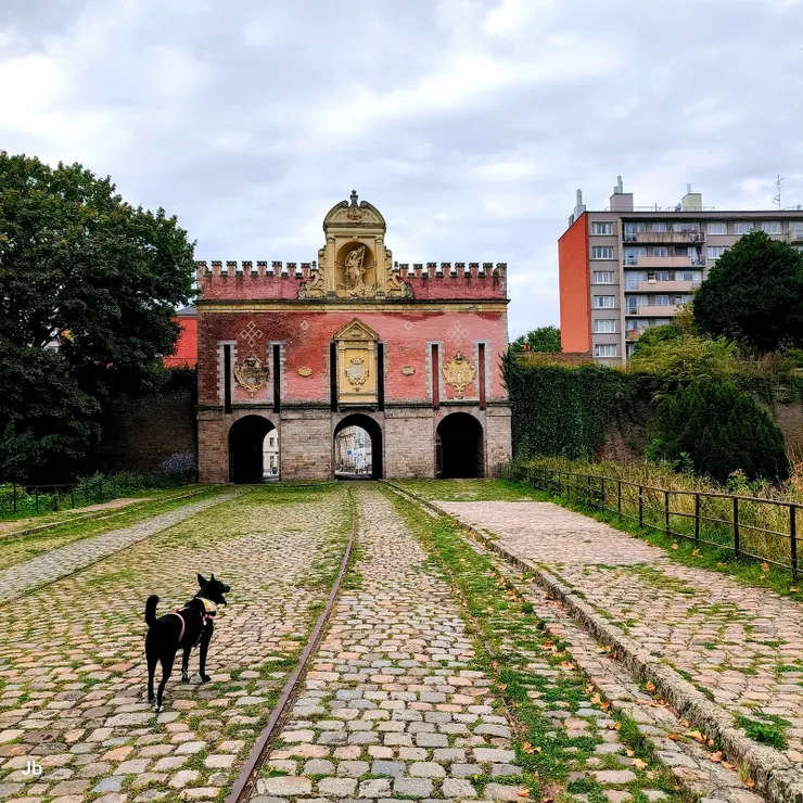 【穿過魯貝門進入美麗繁華市街！魯貝門又名聖莫里斯門，建於1625年，1875年為適應新時代，改建為可讓電車通過，如今不通電車了，成為歷史古蹟。】