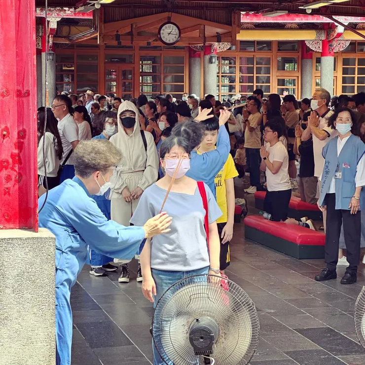 在收驚奶奶面前緊張用力地說出自己閩南語名字