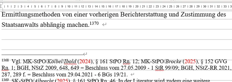 附帶一提，在德國文獻與論文寫作上，關於刑法條文解釋論的議題，在論文寫作的引註上，很常見的寫法是如圖所示（圖片是我隨意從目前我的德文論文寫作到的一頁下方的註腳截圖，這個引註寫法在德國應該堪稱「平庸」，算是「中規中矩」的關於條文解釋論的寫法），引Kommentar （註釋書）加上法院判決，這凸顯的是對於條文的解釋不是只有根據理論，還有實務見解支撐。