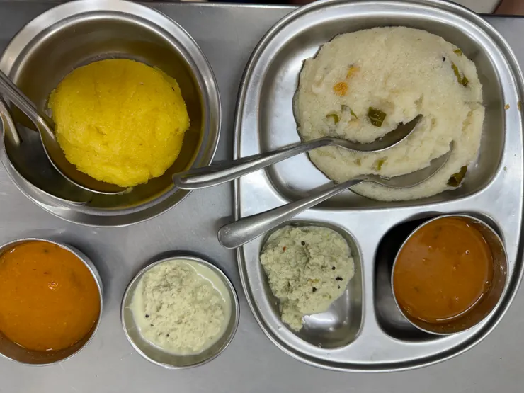 左 pineapple sheera 鳳梨雪拉,右 upma ;下方紅色醬為桑巴醬 Sambar,綠色醬為椰子風味醬