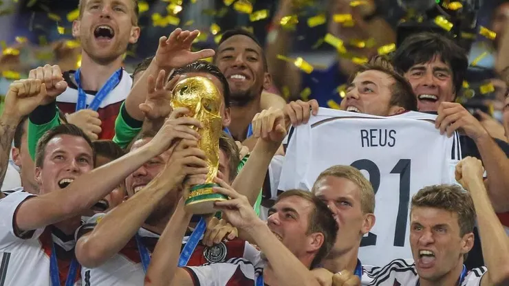 Götze 在慶祝時舉起了因傷缺陣的Reus球衣