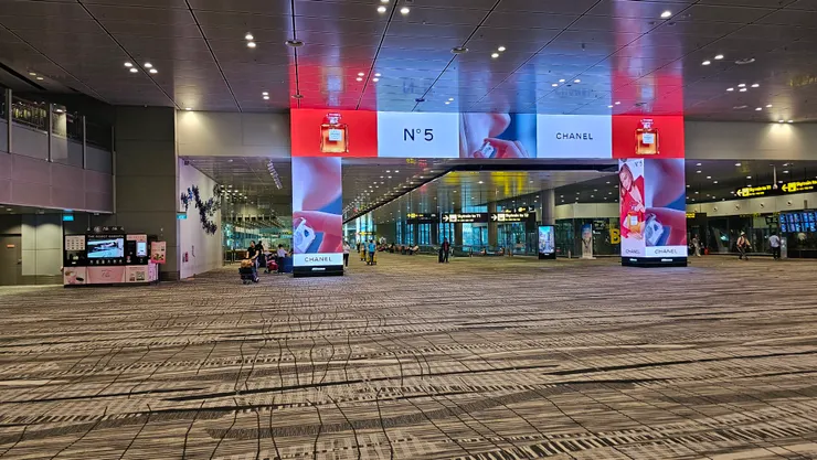 樟宜機場第三航廈內的LED大型廣告螢幕!