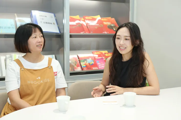 （圖說：雨果幼兒園主任吳常慈(左)與家長詹小姐(右)分享共融教育的小故事。）