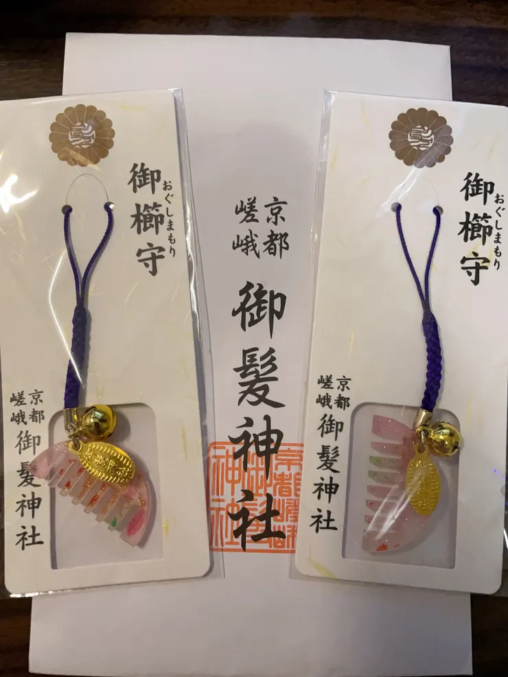 御髮神社的御守最吸引我的是這個梳子款式，記得有五、六個顏色，800日圓