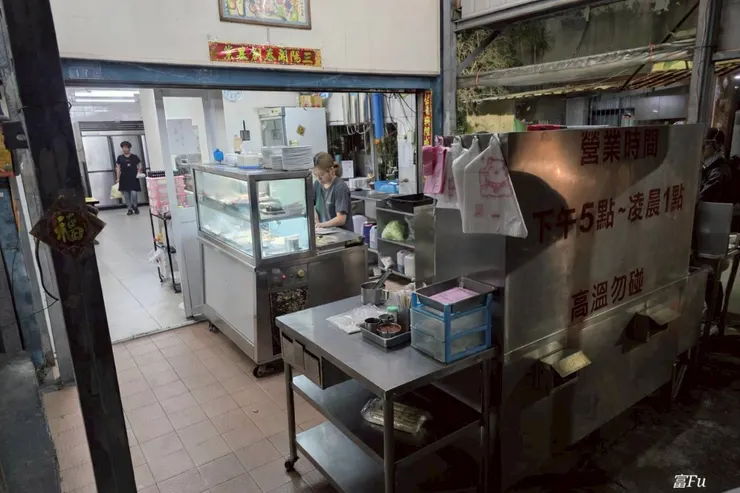 終於讓我拍到一張完整店面了,拍得時候一直有客人來外帶,我站在門口一直等拍照時機XD